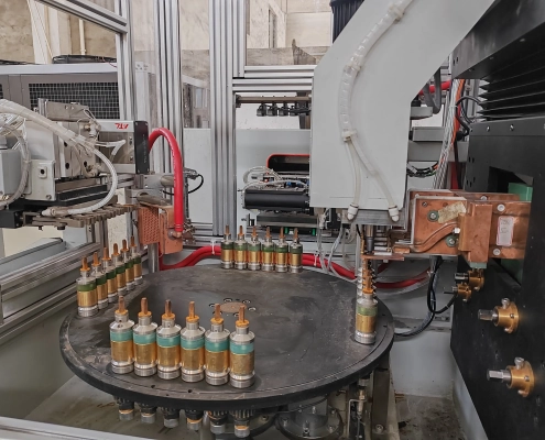 Endurecimiento y revenido automático por inducción de pernos de anclaje para tránsito ferroviario1 Automatic Induction Hardening and Tempering of Rail Transit Anchor Bolts1