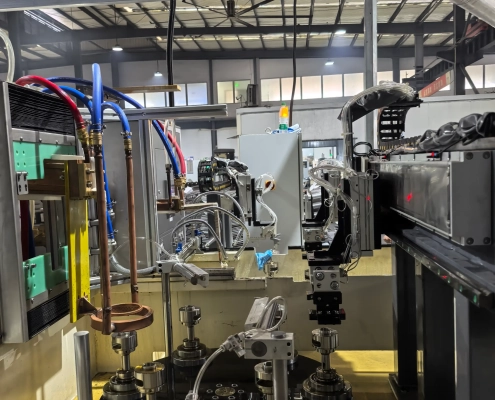 Beladebereich der automatischen Zahnrad-Induktionshärtemaschine automatic gear induction hardening machine loading area scaled e1786435368551