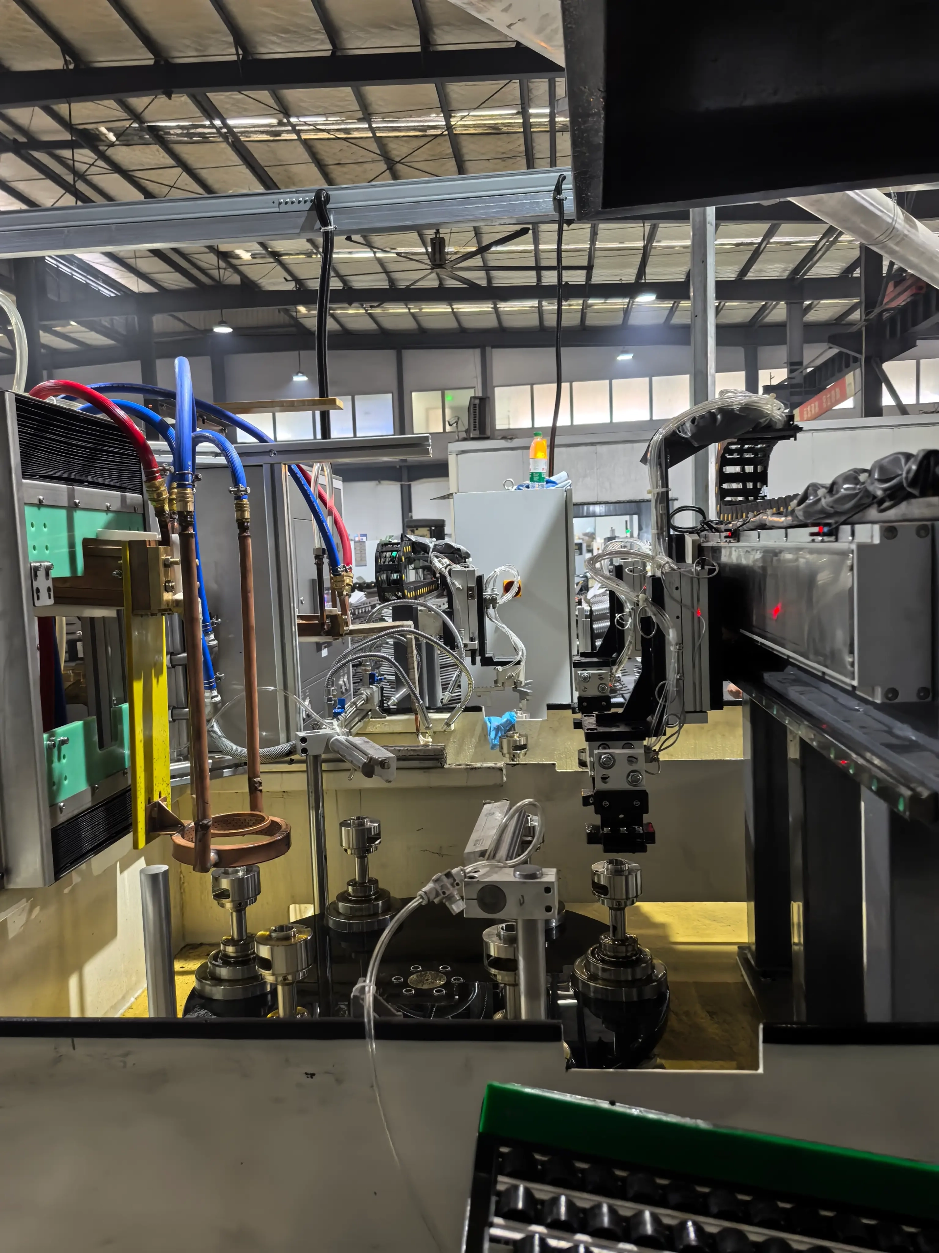 Automatic gear hardening machine loading area with gantry system