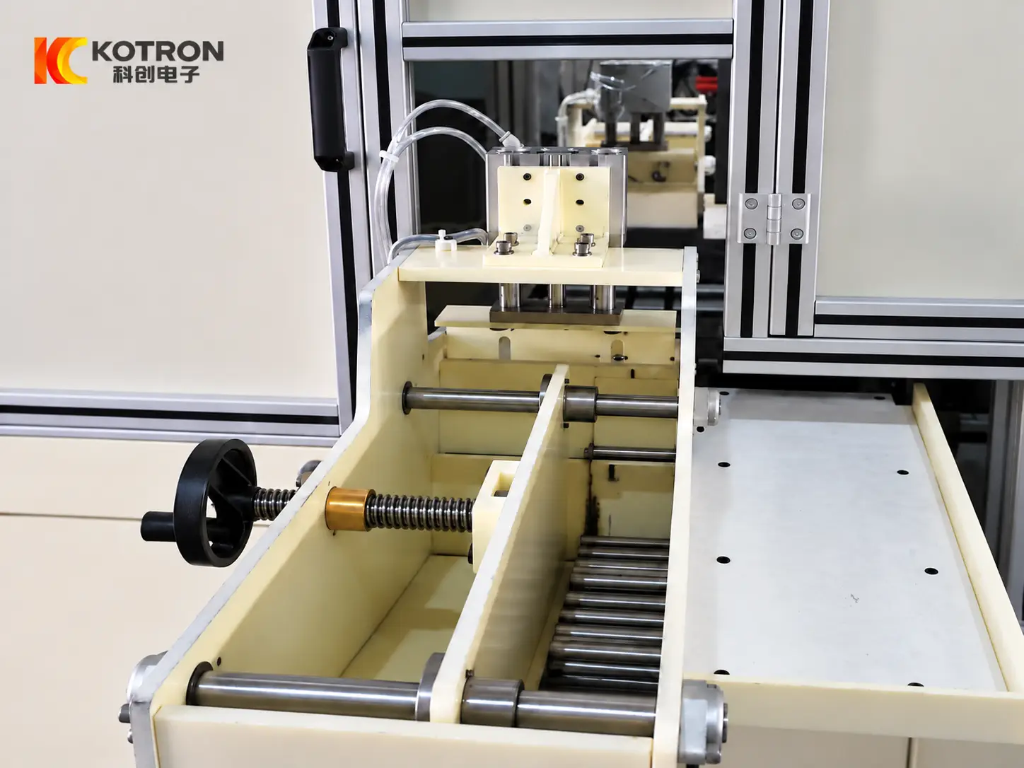 Automatische Induktionshärtelinie für Stifte und Buchsentionshärtelinie Automatic induction hardening line feeding and transfer system