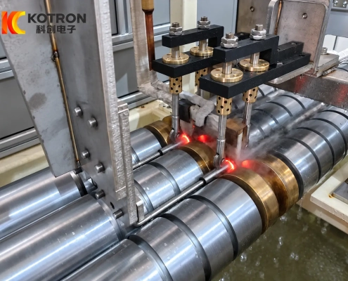 Pin-Buchse-Induktionshärteverfahrenmatischen Härtelinie durch Induktionserwärmung erhitzt Pins and bushings undergoing induction heating on an automatic hardening line